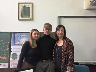 La dirigente dell'IIS Genovesi-Da Vinci prof.ssa Lea Celano con i due studenti rappresentanti d'Istituto Letizia Visconti e Marco Esposito